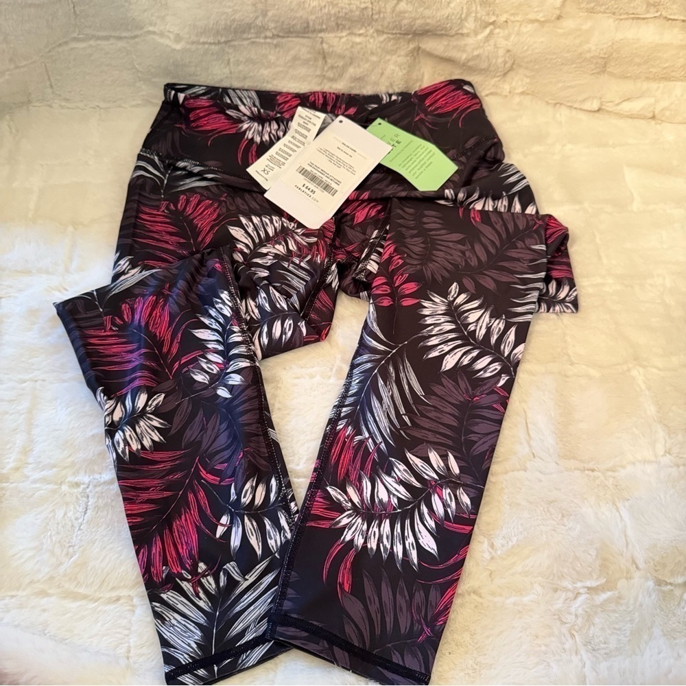 Fabletics Mid-Rise Printed Powerlite Capri
Leggings. XS 2-4
Oasis Print NWT
